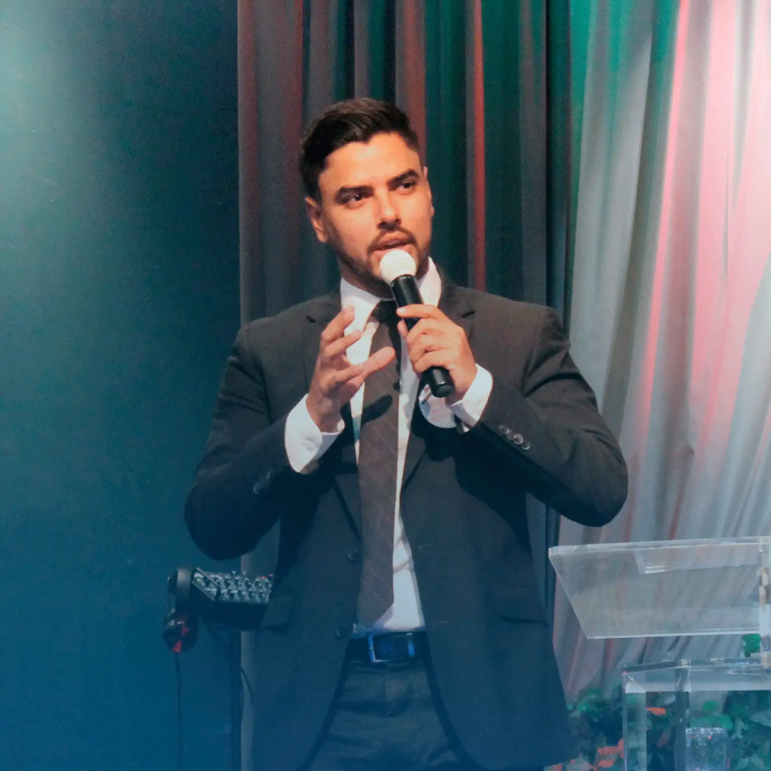 Jonathan Rosales - Pastor