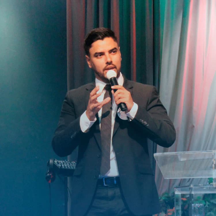 Jonathan Rosales - Pastor